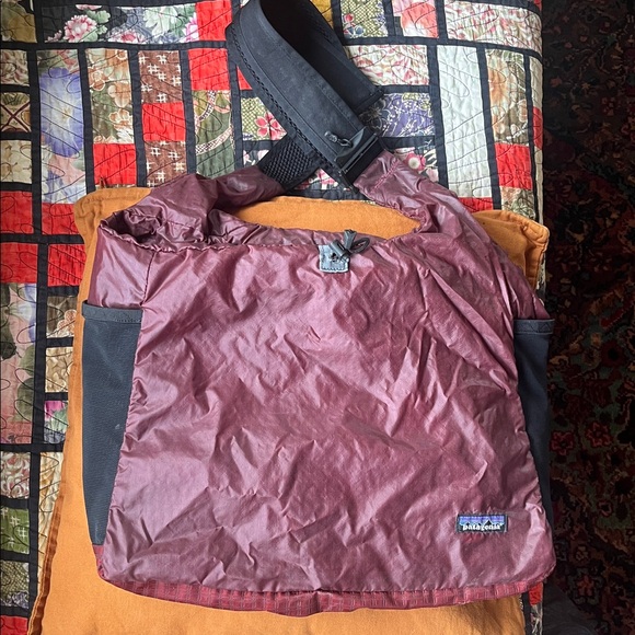 Patagonia Maroon bag ideal for travel 🧳 - Picture 8 of 14